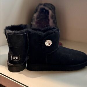 BRAND NEW (without Box) UGG mini Bailey Button BLING boots — size 7